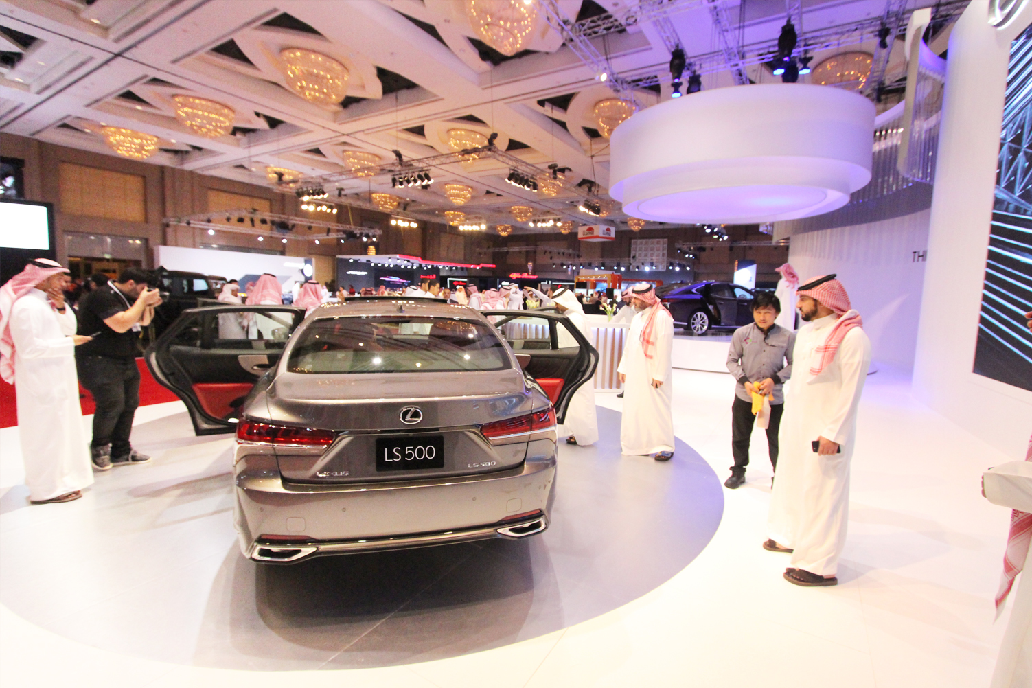 لكزس LS 500 تبهر عشاق الفخامة في معرض السيارات الفاخرة في الرياض لكزس LS 500 تبهر عشاق الفخامة في معرض السيارات الفاخرة في الرياض 10