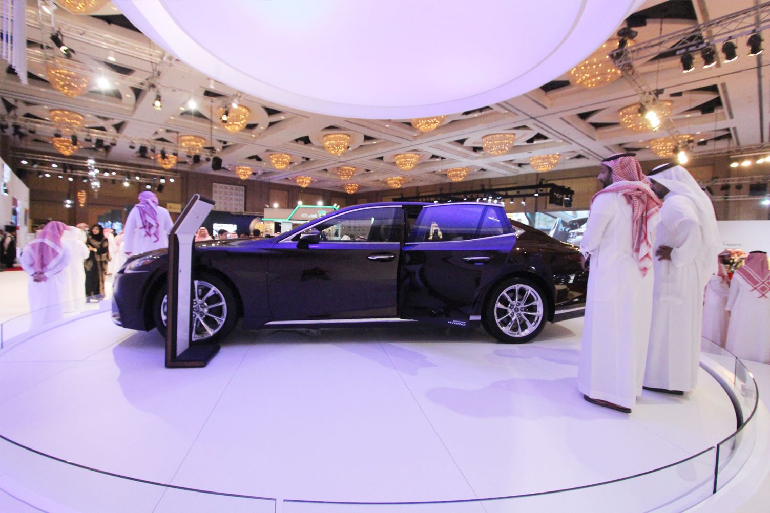 لكزس LS 500 تبهر عشاق الفخامة في معرض السيارات الفاخرة في الرياض لكزس LS 500 تبهر عشاق الفخامة في معرض السيارات الفاخرة في الرياض 12