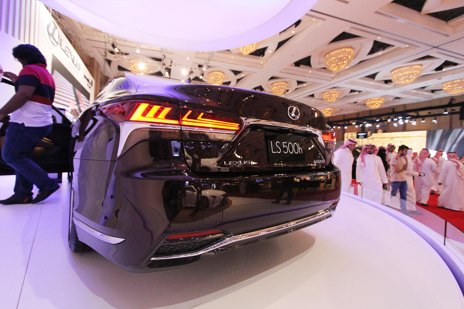 لكزس LS 500 تبهر عشاق الفخامة في معرض السيارات الفاخرة في الرياض لكزس LS 500 تبهر عشاق الفخامة في معرض السيارات الفاخرة في الرياض 14