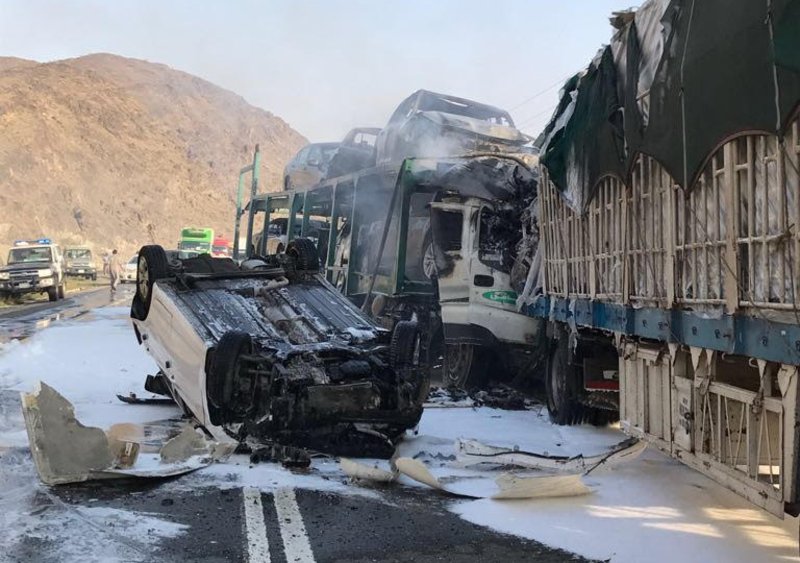 اصطدام شاحنتين وجهاً لوجه يتسبب في تفحم جثتين شمال مكة المكرمة