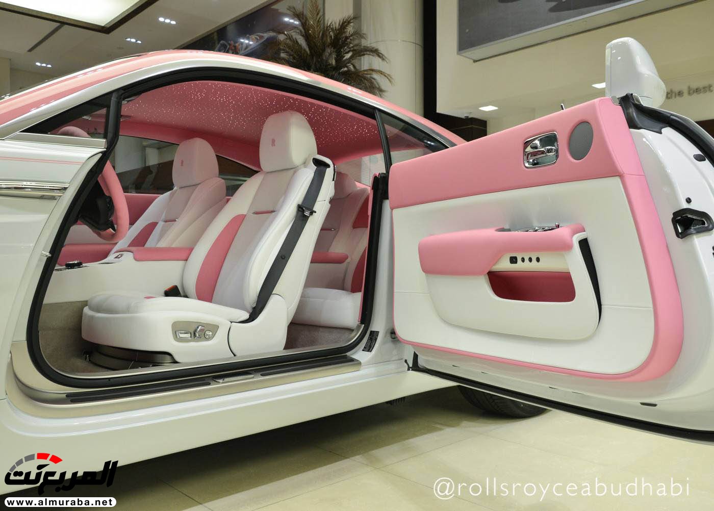رولز رويس رايث بطلاء وردي وأبيض معروضة في أبو ظبي 5