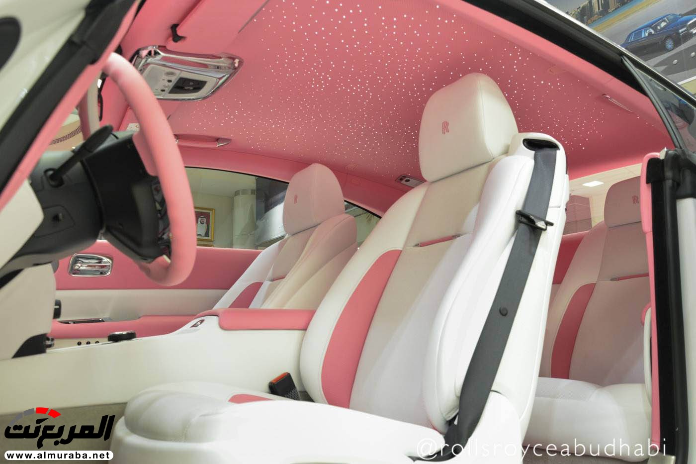 رولز رويس رايث بطلاء وردي وأبيض معروضة في أبو ظبي 6