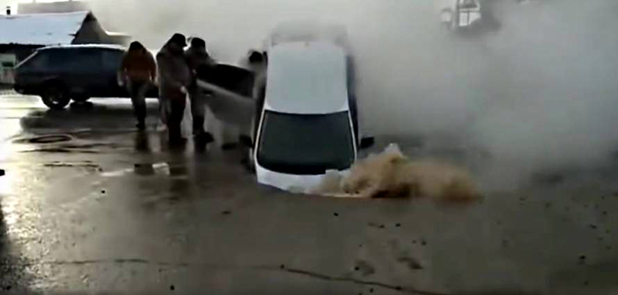 “فيديو” شاهد لحظة سقوط سيارة في حفرة كبيرة تخرج منها المياه