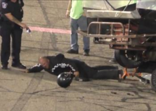 “فيديو” شاهد مشاجرة بين سائقي سباقات تنتهي باستخدام الشرطة للصاعق الكهربائي لإيقافها