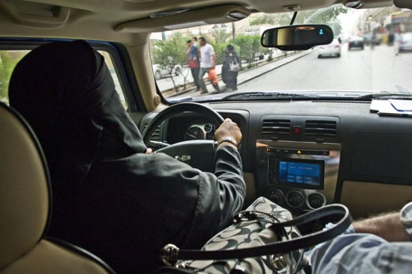 توجهات بتمكين المرأة من العمل في جهاز المرور تزامنا مع قرار السماح لها بقيادة السيارة