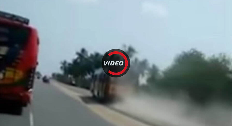 “فيديو” شاهد سباق خطير بين سائقي حافلات في الهند