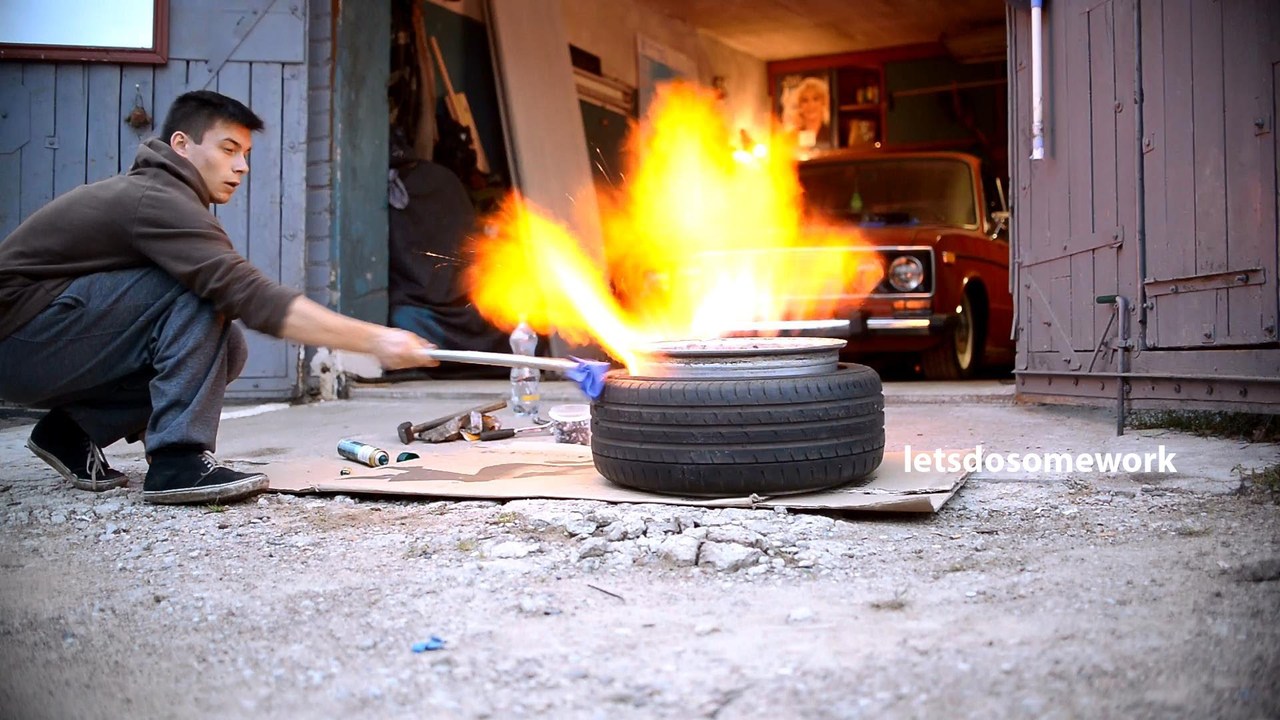 “فيديو” شاهد كيف تستخدم النار في إعادة تعبئة إطارات السيارة!