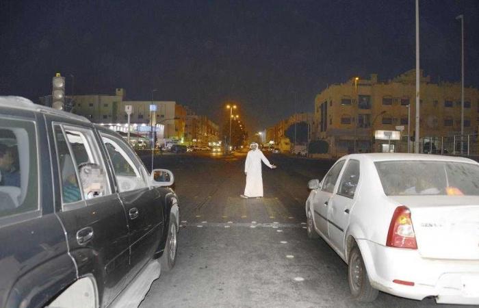 تعطُّل الإشارات يدفع معلماً وطلابه لتنظيم السير بجدة!