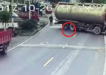 "فيديو" شاهد طفل ينهض ويركض بعدما نجا من حادث دهس بشاحنة 5