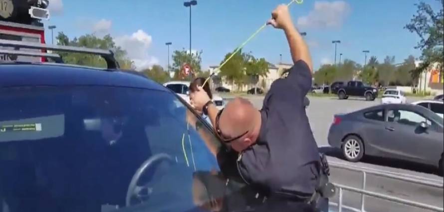 “فيديو” شاهد كيف تم إخراج طفل في الثانية من عمره من سيارة حبس نفسه بداخلها