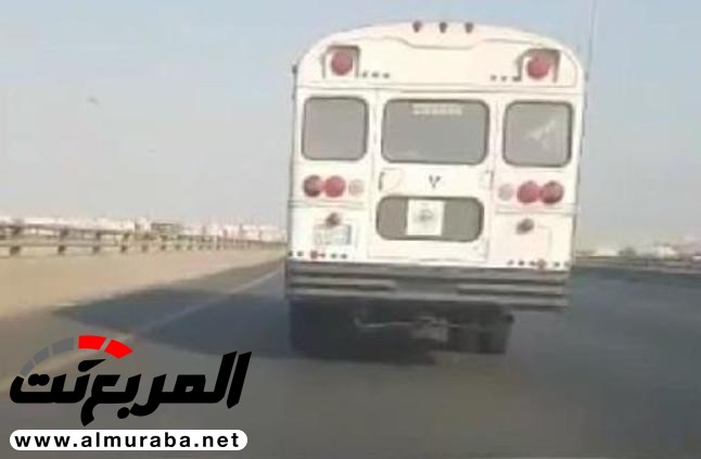"مرور جدة" يستدعي سائق الحافلة الذي أظهره مقطع فيديو وهو يتجاوز السرعة النظامية "مرور جدة" يستدعي سائق الحافلة الذي أظهره مقطع فيديو وهو يتجاوز السرعة النظامية 1