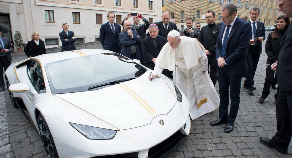 بابا الفاتيكان يحصل على لامبورجيني هوراكان خاصة بالمجان