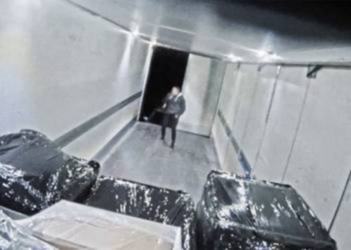 “فيديو” شاهد عصابة تسطو على شاحنة أثناء سيرها بسرعة 80 كيلو متر