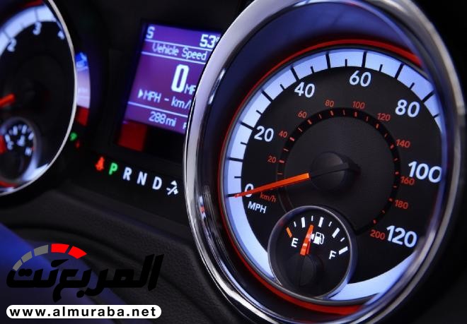 لماذا يحتوى عداد السيارة على سرعات غير حقيقية؟ 1