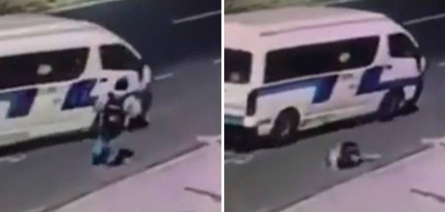 "فيديو" شاهد لحظة سقوط شخص في حفرة ظهرت فجأة خلال لحاقه بمركبة أجرة 5