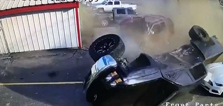 "بالفيديو" شاهد سائق تحت تأثير المخدرات يتسبب في حادث عنيف 3