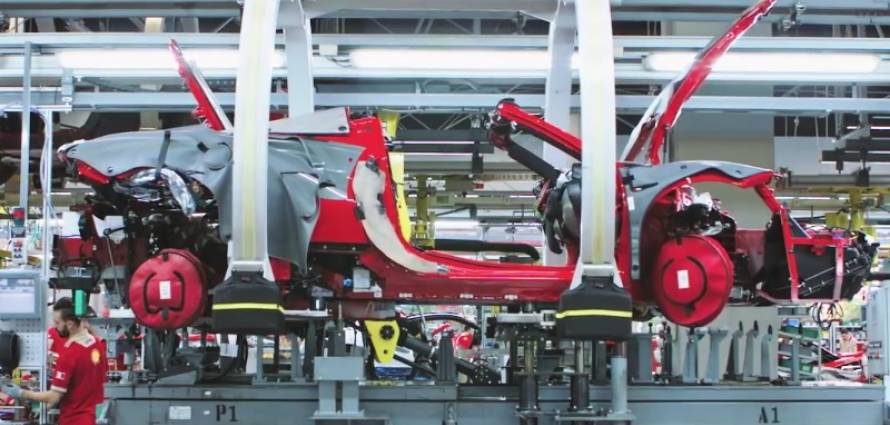 “بالفيديو” شاهد كيف تقوم الروبوتات بإنتاج سيارات فيراري خلال دقائق