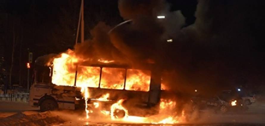 "بالفيديو" شاهد لحظة انفجار حافلة بعد حادث اصطدام بسيارة 9