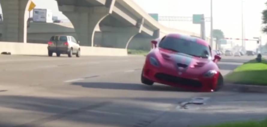 "بالفيديو" شاهد لحظة تعرض دودج فايبر لحادث بعدما فقد سائقها السيطرة 1