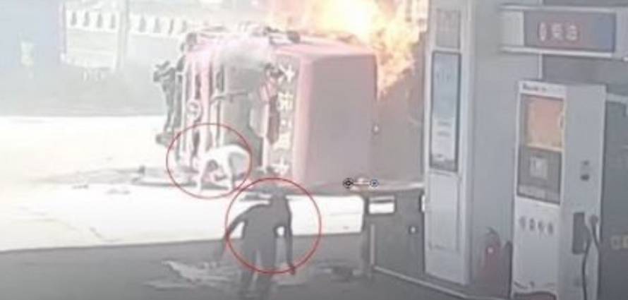 "بالفيديو" شاهد حادث عنيف بين شاحنتين في محطة وقود 11