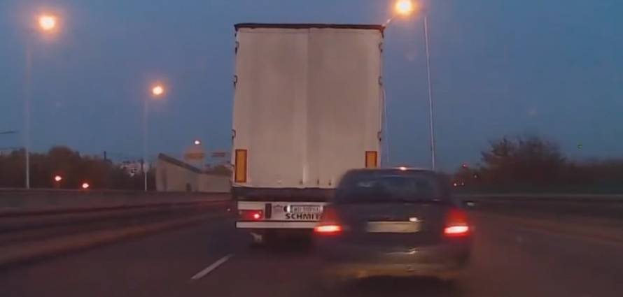 "بالفيديو" شاهد الشرطة تطارد سيارة وتقلبها على سقفها 12