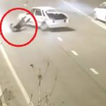 "بالفيديو" شاهد راكب سيارة يطير في الهواء بعد تلقيه صدمة قوية من سيارة أخرى 2