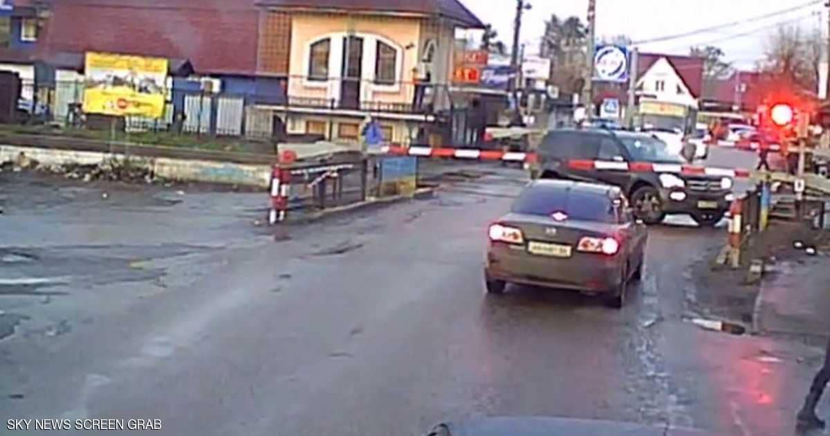 “بالفيديو” شاهد تفادي سيارة لحادث مروع في اللحظة الأخيرة مع قطار