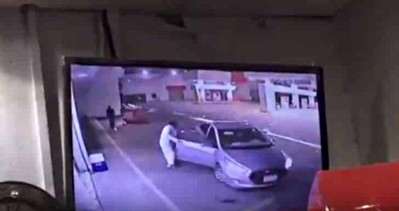 القبض على سارق السيارة الذي كاد يدهس صاحبها بينبع وإحالته إلى النيابة