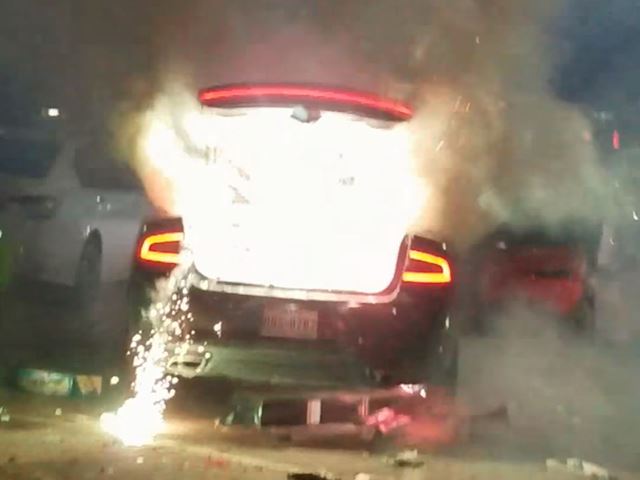 “بالفيديو” دودج تشارجر تشتعل بسبب الألعاب النارية