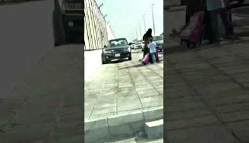 “بالفيديو” إيقاف السائق مهدد سلامة أم وطفليها على رصيف بجدة