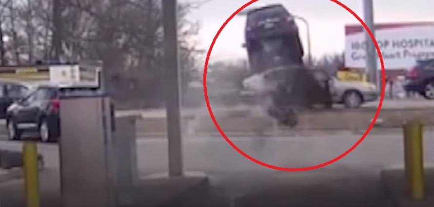 “بالفيديو” شاهد سيارة تقفز من فوق أخرى في حادث غريب