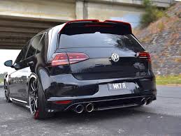 “بالفيديو” شاهد اصطدام سيارة بشاحنة متوقفة