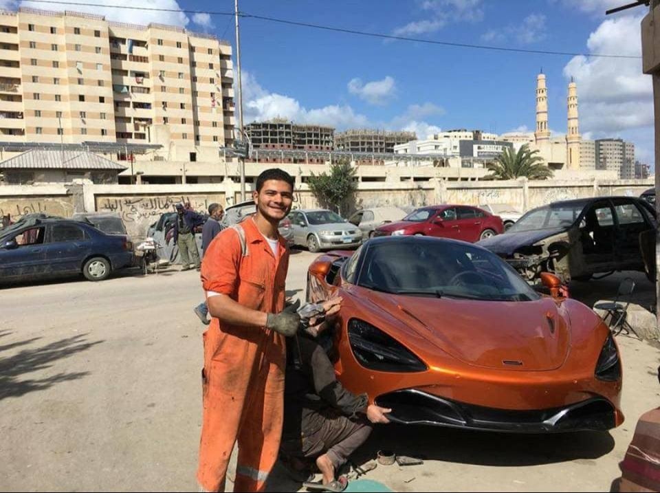 “بالصور” ميكانيكي في مصر يفاجأ بمكلارين 720S بإطار مثقوب