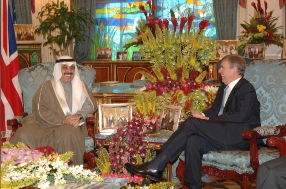 الحكومة ستعرض سيارات الملياردير “معن الصانع” والتي تتجاوز 900 سيارة في مزاد علني