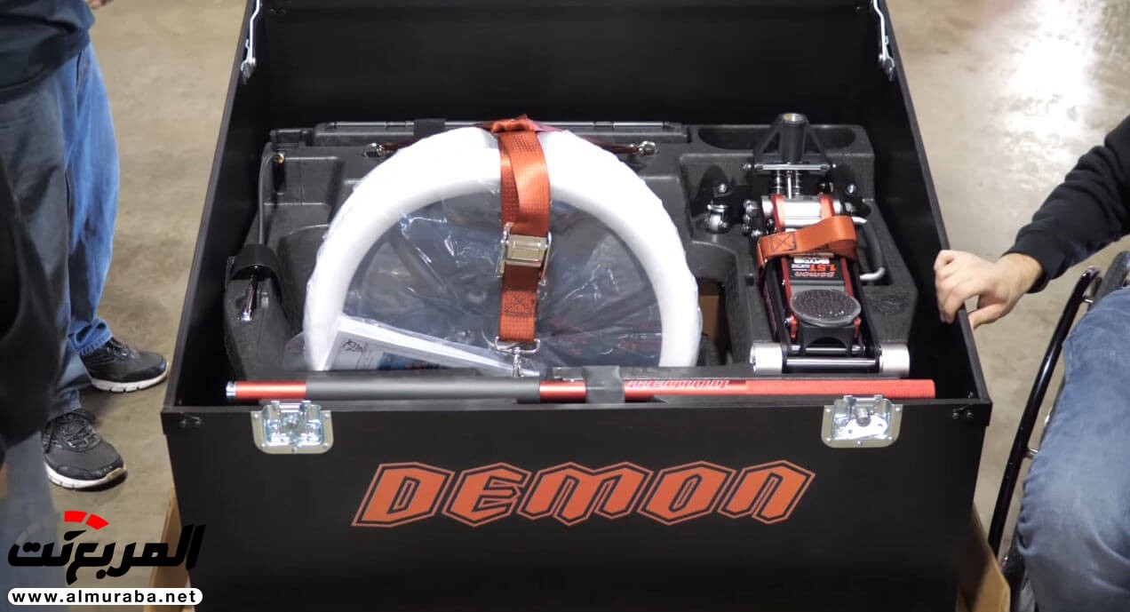 نظرة على محتويات صندوق شيطان دودج تشالنجر SRT نظرة على محتويات صندوق شيطان دودج تشالنجر SRT 1