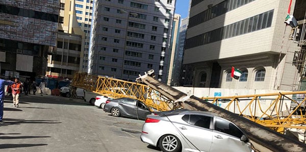 “بالفيديو” شاهد سقوط رافعة على 5 سيارات بموقع إنشاءات بأبوظبي