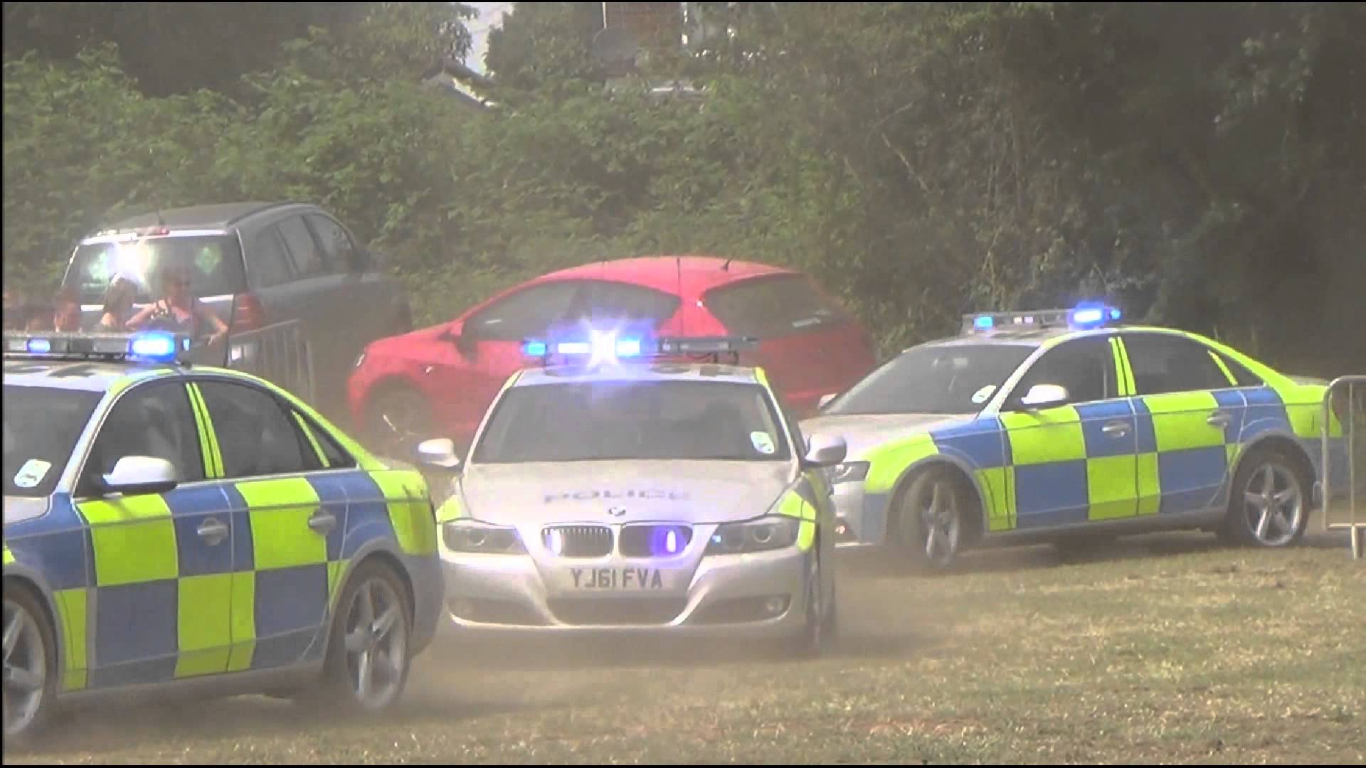 “بالفيديو” شاهد تصادم أودي مع سيارة طوارئ عند تقاطع طرق