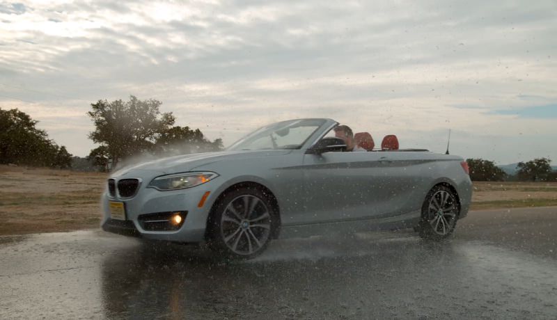 “بالفيديو” شاهد كيف انقلبت سيارة عدة مرات بعد انزلاقها بسبب الأمطار