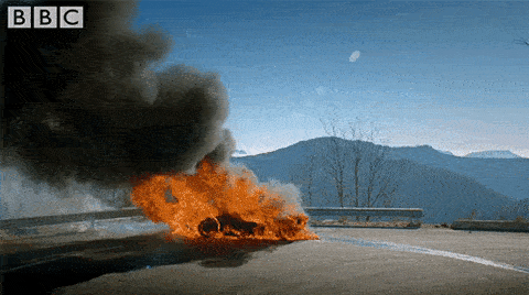 “بالفيديو” احتراق سيارة توب جير اثناء تصوير مشهد استعراضي