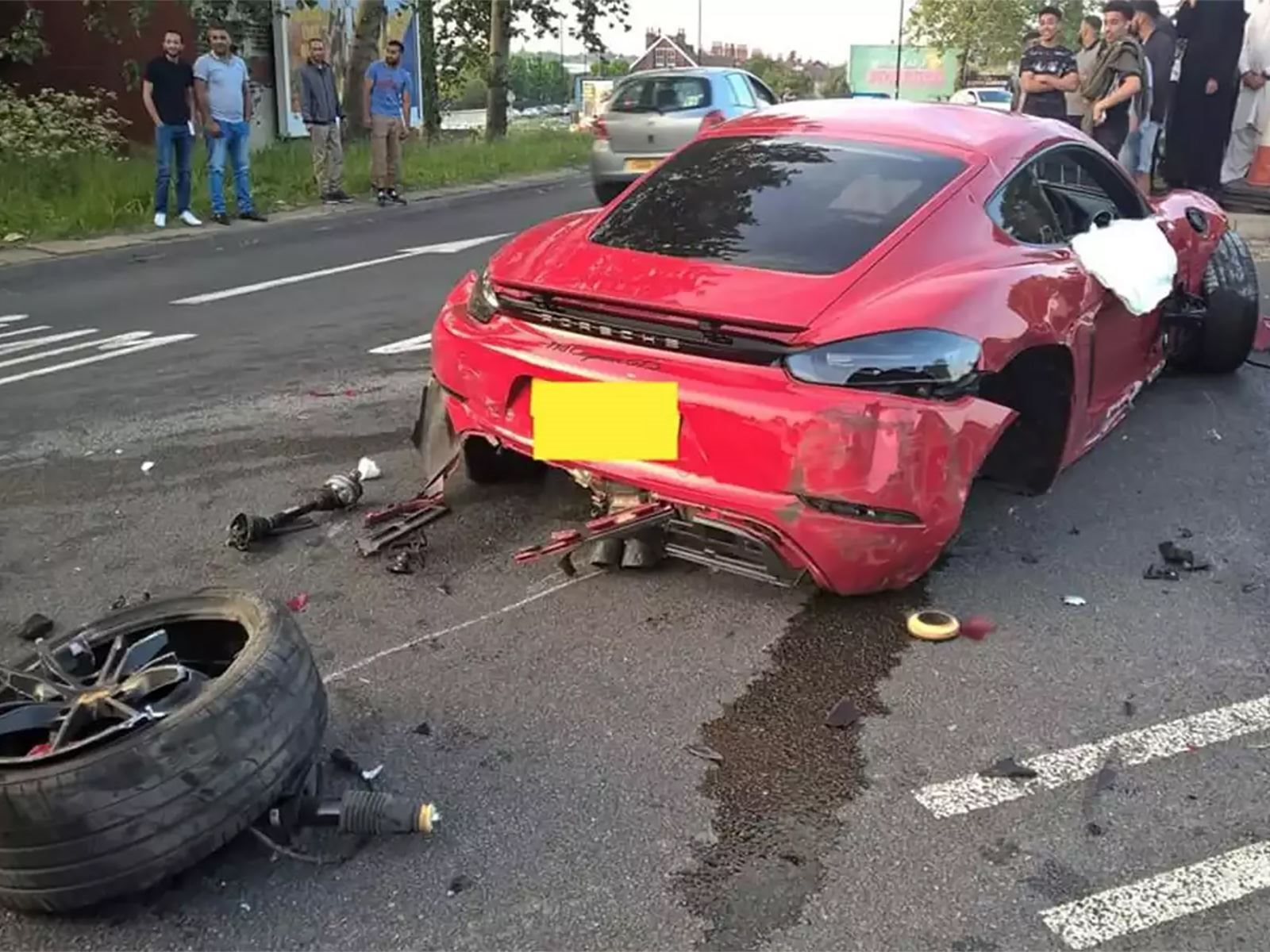 "بالصور" تحطم فيراري وبورش كايمان في حادث مؤسف بالمملكة المتحدة 3