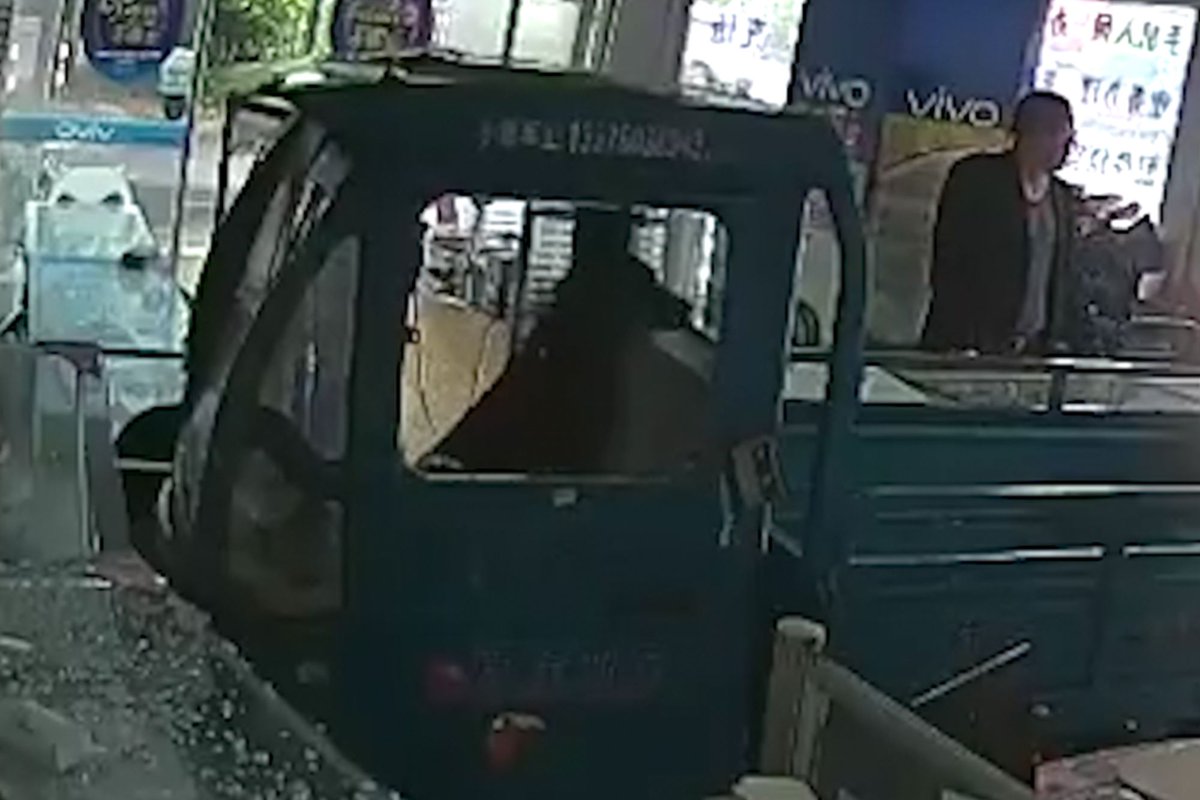 "بالفيديو" ترك كلبه في سيارة تعمل ليقودها متسببا في حادث 9