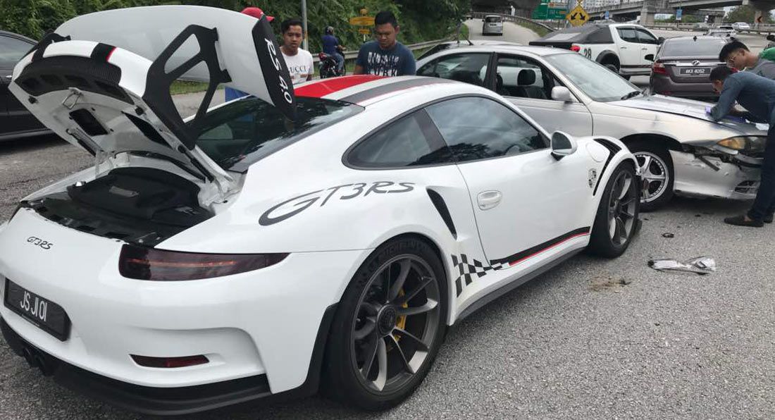 "بالفيديو" لحظة اصطدام سيارة بروتون ببورش 911 GT3 RS بماليزيا "بالفيديو" لحظة اصطدام سيارة بروتون ببورش 911 GT3 RS بماليزيا 10