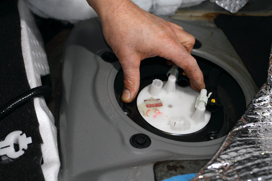 كيف تنظف دورة وقود السيارة بنفسك وكل كم كيلومتر تحتاج فعل ذلك؟