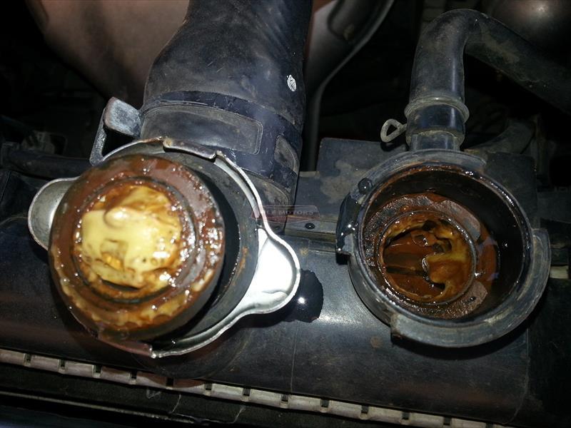 أسباب وأعراض اختلاط الزيت والماء داخل محرك السيارة ومخاطره