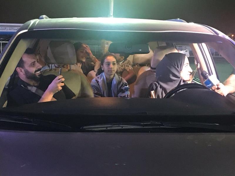 "بالفيديو" الوليد بن طلال يرافق ابنته في أول رحلة لها بقيادة السيارة 2