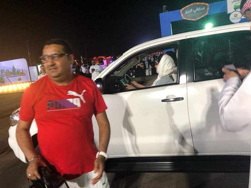 "بالفيديو" الوليد بن طلال يرافق ابنته في أول رحلة لها بقيادة السيارة "بالفيديو" الوليد بن طلال يرافق ابنته في أول رحلة لها بقيادة السيارة 3