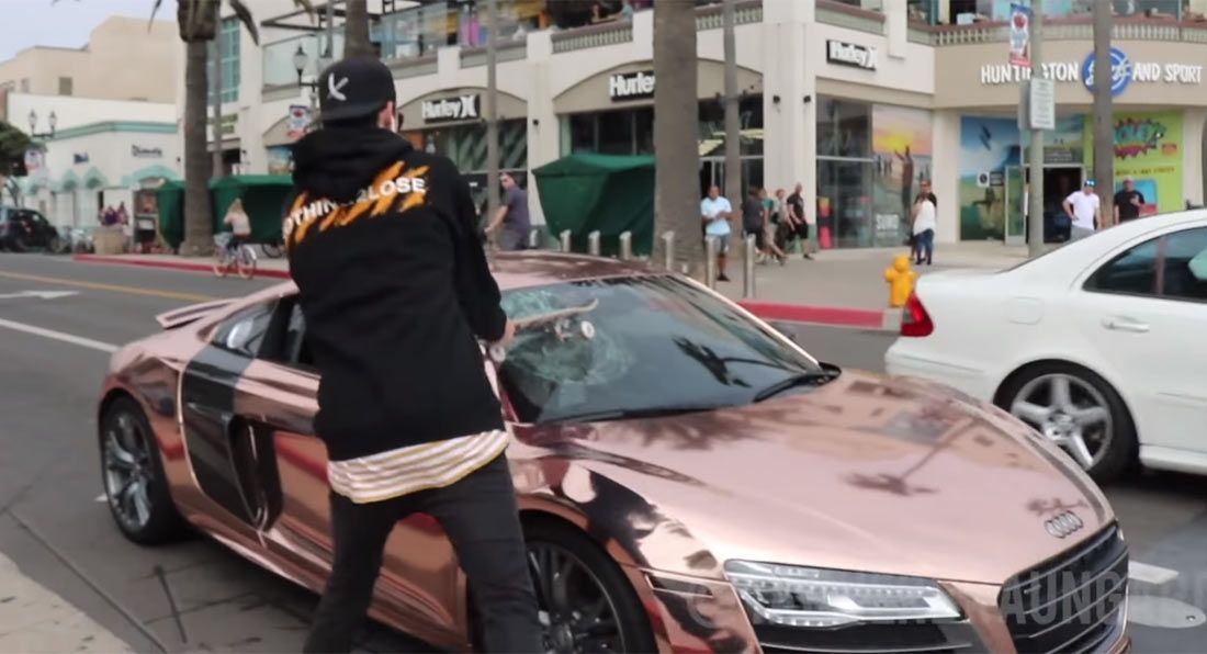 شاب يحطم الزجاج الأمامي لسوبركار أودي R8 V10 لزيادة مشاهدات يوتيوب 3