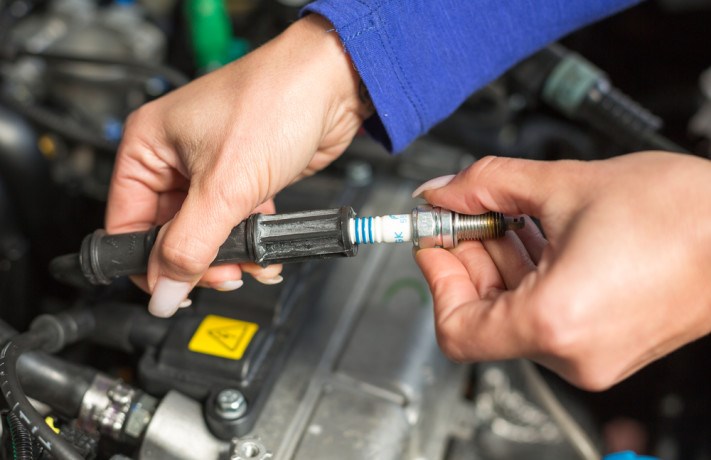 خطوات تغيير شمعات الإشعال بدون ميكانيكي