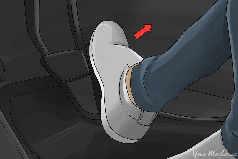 هذا هو التصرف الصحيح حال تعليق دواسة البنزين أثناء قيادة السيارة