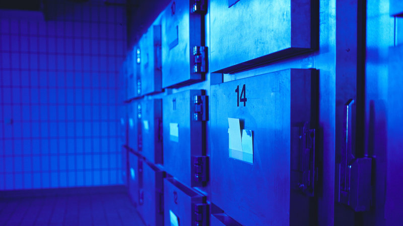 العثور على امرأة حية في ثلاجة الموتى بعد إعلان وفاتها بحادث